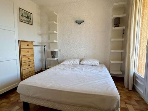 - une chambre avec un lit, une commode et des étagères dans l'établissement Appartement 2 pièces 4 couchages ARGELES SUR MER AR320-A08, à Argelès-sur-Mer