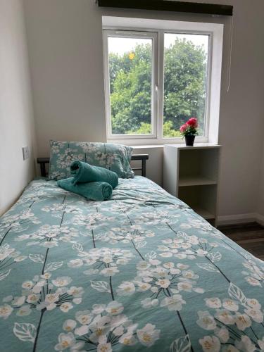 Una cama con un osito de peluche encima en un dormitorio. en Shakespeare House 6 bedroom 10 beds stay up to 14 people, en Derby