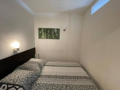 - une petite chambre avec 2 lits dans l'établissement Appartement studio cabine - Argelès sur mer AR260-206, à Argelès-sur-Mer
