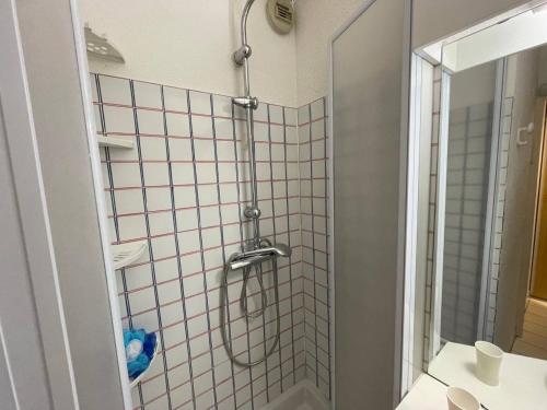 une salle de bain avec une douche avec une porte vitrée dans l'établissement Appartement studio cabine - Argelès sur mer AR260-206, à Argelès-sur-Mer