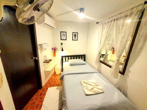 Home16 Sukhumvit16にあるベッド