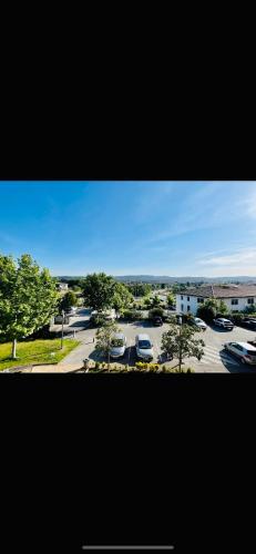 - une vue sur un parking avec des voitures dans l'établissement Studio Aix en Provence, à Aix-en-Provence