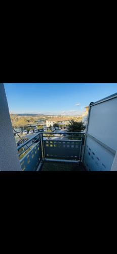 - une vue depuis le balcon d'un immeuble dans l'établissement Studio Aix en Provence, à Aix-en-Provence