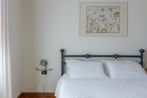 a bedroom with a bed with a picture on the wall at B&B Il Ramaiolo in Santa Maria a Monte