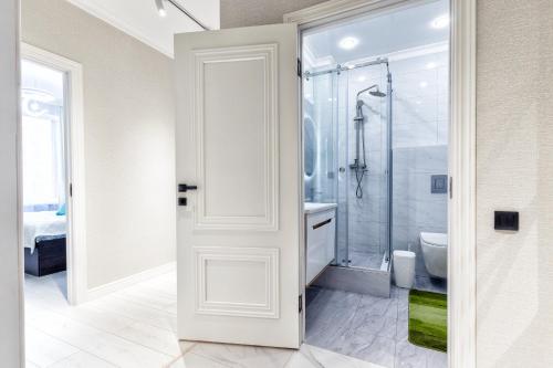 Bilik mandi di Люкс апартаменты в центре
