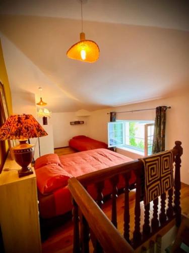 une chambre avec un lit, une lampe et une fenêtre dans l'établissement Gîte Duplex Vallée de la Vienne, à Availles-Limouzine