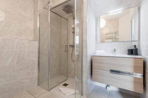 une salle de bain avec douche et lavabo dans l'établissement Le 202 - Proche telecabine - Vue Montagne, à Saint-Gervais-les-Bains