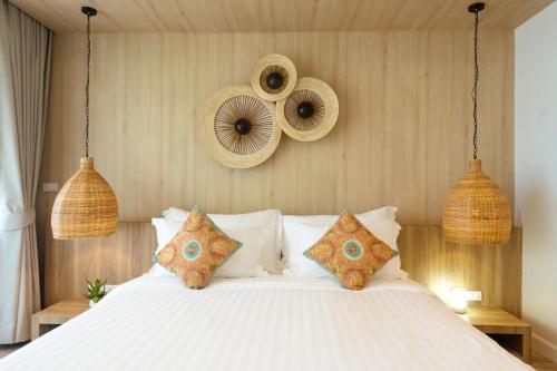 เตียงในห้องที่ Sirarun Resort