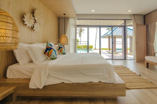 เตียงในห้องที่ Sirarun Resort