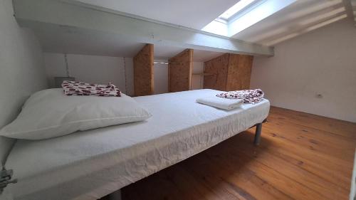 une chambre avec un lit avec deux oreillers dessus dans l'établissement Studio duplex avec extérieur, à Aigues-Mortes