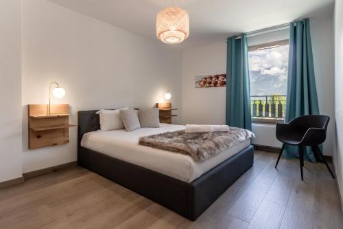 une chambre avec un lit, une fenêtre et une chaise dans l'établissement Le 203 - Proche telecabine - centre ville, à Saint-Gervais-les-Bains