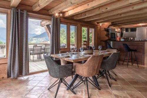 une cuisine et une salle à manger avec une table et des chaises dans l'établissement Chalet Hygge - Piscine - Calme, à Saint-Gervais-les-Bains