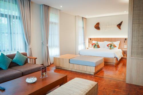 เตียงในห้องที่ Sirarun Resort
