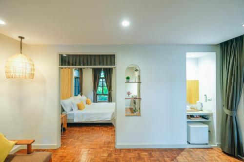 เตียงในห้องที่ Sirarun Resort