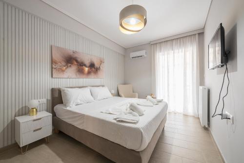Chic 2BR Apartment with Balcony