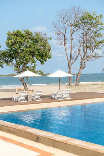 สระว่ายน้ำที่อยู่ใกล้ ๆ หรือใน Sirarun Resort
