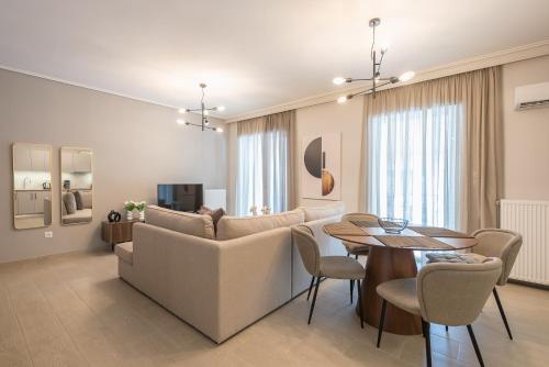 Chic 2BR Apartment with Balcony