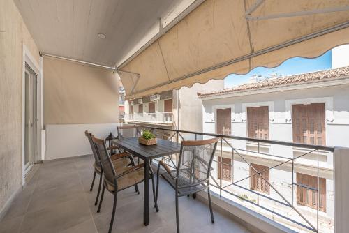 Chic 2BR Apartment with Balcony
