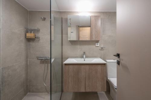 Chic 2BR Apartment with Balcony