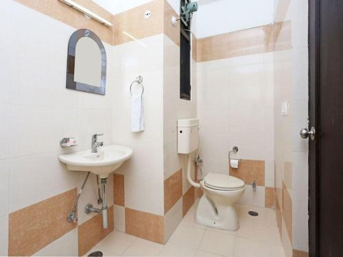 un baño con inodoro y lavabo en Hotel Hari Villa, en Jaipur