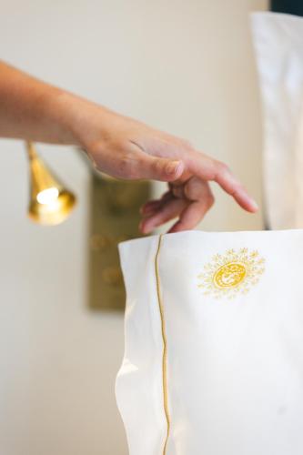 a hand is pointing at a piece of paper at Villa Lorenzo Chambres & Restaurant Barcelonnette Hotel in Barcelonnette