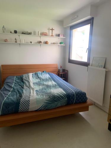 une chambre avec un lit et une fenêtre dans l'établissement Duplex, à Saint-Maur-des-Fossés