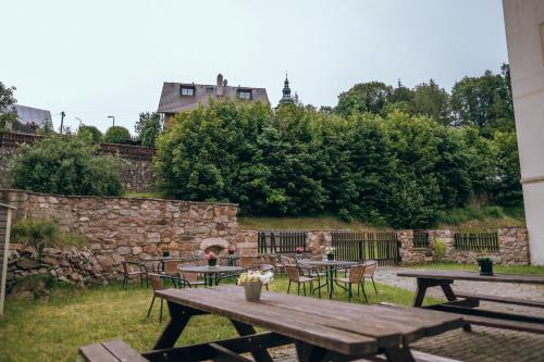 a group of picnic tables in a yard at U staré cesty in Horní Slavkov