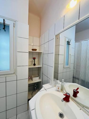 Baño blanco con lavabo y espejo en Downtown Unirii Square Private Economy Rooms with shared amenities en Bucarest