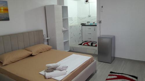 een kleine slaapkamer met een bed met handdoeken erop bij Welcome Guest House in Shkodër