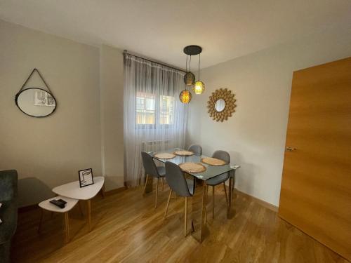 Posedenie v ubytovaní Apartamento Villa de Cartes