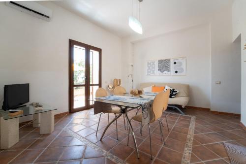 a living room with a table and chairs and a couch at Rose Marine Casa Vacanza - Arancio in Favignana