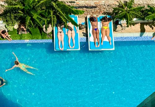 Bazén v ubytování Hotel Parthenon Rodos city nebo v jeho okolí