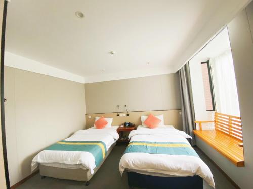Postel nebo postele na pokoji v ubytování Beijing RJ Brown City Center Hotel