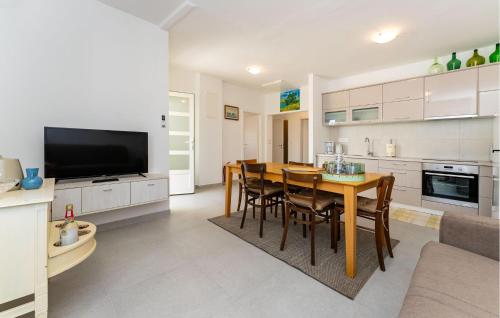 a kitchen and dining room with a table and chairs at 3 Bedroom Amazing Home In Sukosan in Sukošan