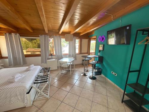 a bedroom with a bed and a table in a room at House center Licia in Capo dʼOrlando