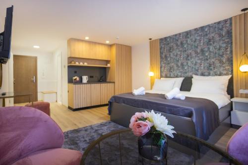 Giường trong phòng chung tại Happy House Old Town Luxury