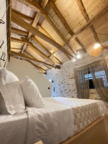 Giường trong phòng chung tại Lithari House Car included