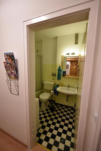 a bathroom with a toilet and a sink and a mirror at Ferienwohnung Am Rathaus in Garmisch-Partenkirchen