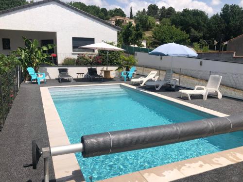 - une piscine avec des chaises et des parasols à côté d'une maison dans l'établissement Bella vita, à Arthès