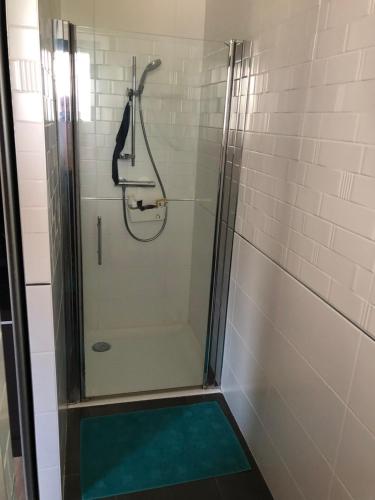 une douche avec une porte vitrée dans une salle de bain dans l'établissement Bella vita, à Arthès