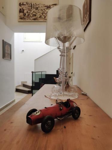 a toy car sitting on a table next to a lamp at Hotel Porta Reale in Noto