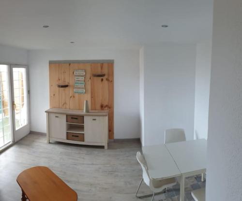 a room with a desk and a table and a chair at Apartment 3 minutes from the beach and train station on foot in Canet de Mar