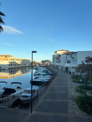 une rangée de bateaux amarrés dans un port de plaisance dans l'établissement T2 au cœur de la Marina, à Sète