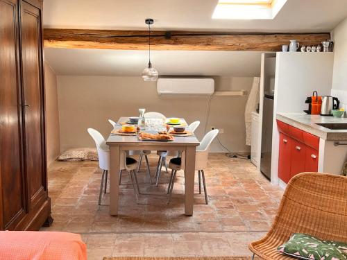 Η κουζίνα ή μικρή κουζίνα στο La Souche Chambres et Table d'Hôtes