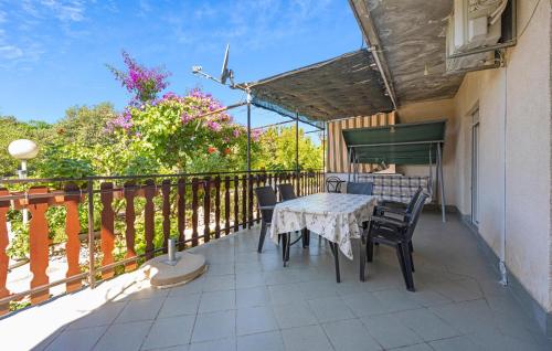 2 Bedroom Nice Apartment In Sibenik