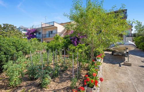 2 Bedroom Nice Apartment In Sibenik