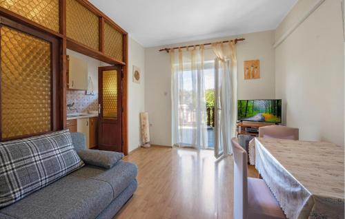 2 Bedroom Nice Apartment In Sibenik