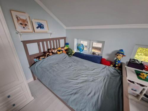 ein Schlafzimmer mit einem Bett mit Stofftieren darauf in der Unterkunft Zapraszamy w nasza słoneczna Przestrzeń in Søgne