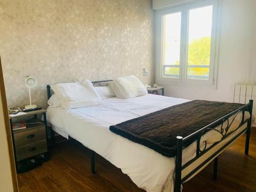 Ένα ή περισσότερα κρεβάτια σε δωμάτιο στο Spacious Apartment Paris