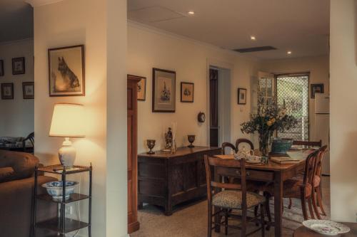 Posezení v ubytování Koolyangarra Cottage Adelaide Hills
